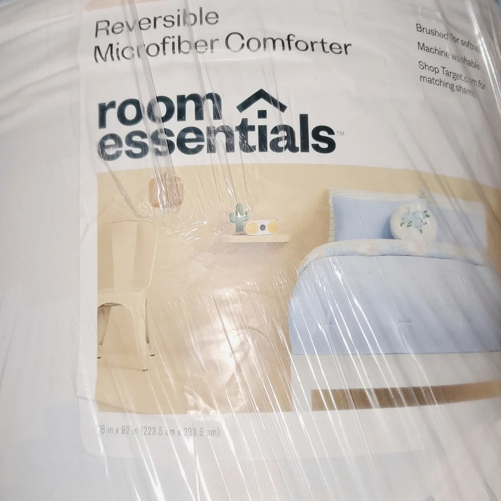 Room Essentials NWT Full/Queen Rose Pixel Floral Print Microfiber Comforter